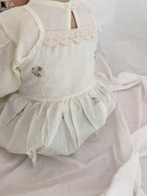Load image into Gallery viewer, Floral tank top (cream)
